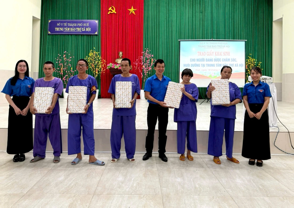 Chi đoàn Sở Tư pháp phối hợp trao Giấy khai sinh cho người đang được nuôi dưỡng, chăm sóc tại Trung tâm Bảo trợ xã hội