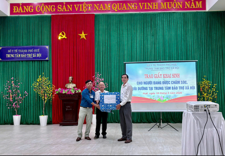 HỘI NGHỊ TRAO GIẤY KHAI SINH CHO NGƯỜI ĐANG ĐƯỢC CHĂM SÓC, NUÔI DƯỠNG TẠI TRUNG TÂM BẢO TRỢ XÃ HỘI