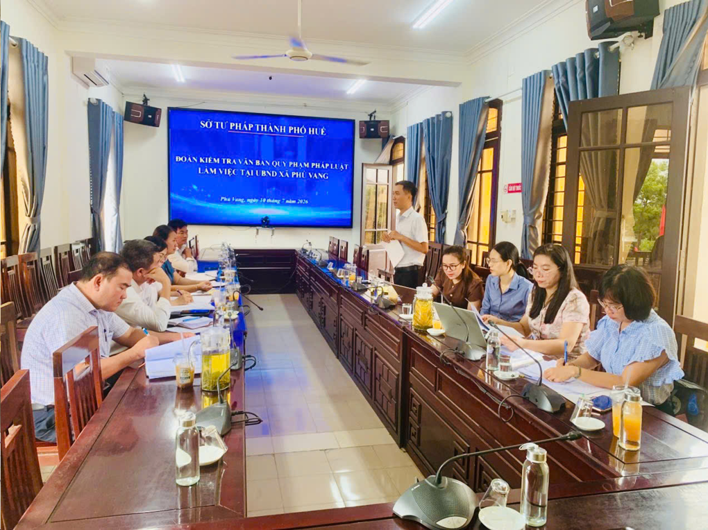 Sở Tư pháp Thành phố Huế làm việc với UBND xã Phú Vang về công tác kiểm tra văn bản quy phạm pháp luật