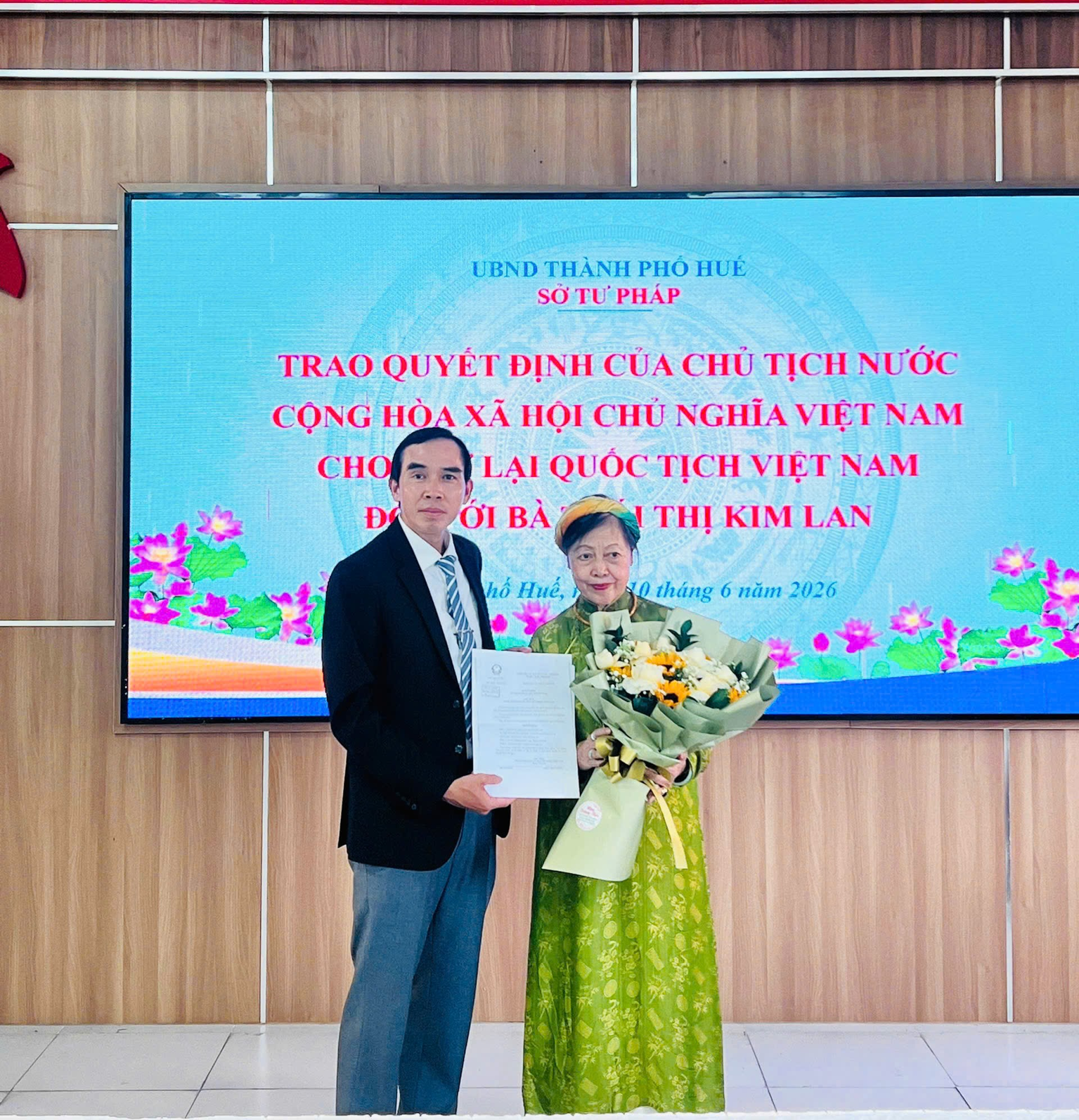 TRAO QUYẾT ĐỊNH CỦA CHỦ TỊCH NƯỚC CHO PHÉP TRỞ LẠI QUỐC TỊCH VIỆT NAM ĐỐI VỚI BÀ THÁI THỊ KIM LAN